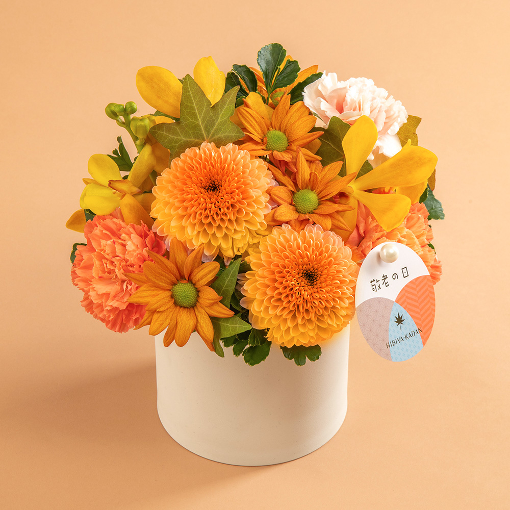 黄色とオレンジの花のアレンジメント